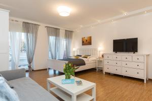 Televízia a/alebo spoločenská miestnosť v ubytovaní Jantar Apartamenty- Zielone Tarasy