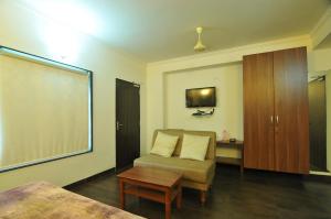 Habitación con cama, silla y mesa. en Lago villa en Bhopal