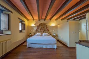Postel nebo postele na pokoji v ubytování Hotel Cal Sastre + 37 fotografií