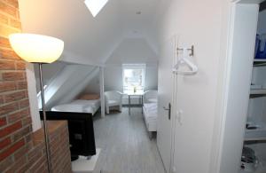 クックスハーフェンにあるDachgeschosswohnung für 2 Personenの廊下(ベッド1台、ランプ付)