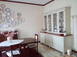 uma sala de jantar com uma mesa e pratos na parede em dalla manu em Treviso