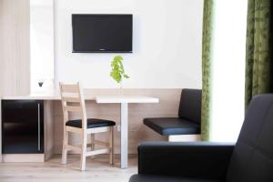 Televiisor ja/või meelelahutuskeskus majutusasutuses Weingut-Gästezimmer UHL