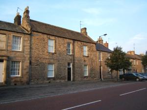 un bâtiment en briques sur le côté d'une rue dans l'établissement Newgate House, à Barnard Castle