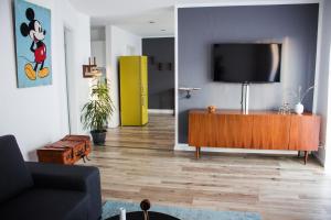 布爾格韋德爾的住宿－聯排別墅公寓，客厅设有壁挂式平面电视。