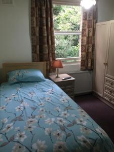 Ένα ή περισσότερα κρεβάτια σε δωμάτιο στο St. James's Guest House