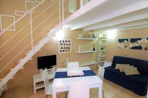 salon z białym stołem i schodami w obiekcie Virna House a Castellammare del Golfo w mieście Castellammare del Golfo