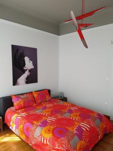 1 dormitorio con 1 cama con un edredón colorido en Lux Kolonaki Apartment en Athens