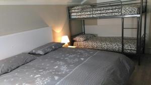 マレスコにあるAppartamento Maury Locazione Turisticaのベッドルーム1室(二段ベッド2組付)