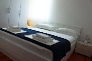Postel nebo postele na pokoji v ubytování Mediterranean Blue Apartments