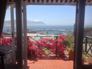 einen Blick vom Balkon eines Hauses mit rosa Blumen in der Unterkunft No. 1 Living Waters in Simonʼs Town