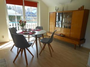 comedor con mesa y sillas en Apartment mit Balkon, en Putbus