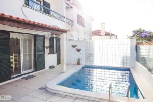 uma piscina no quintal de uma casa em Help Yourself Hostels - Carcavelos Coast em Carcavelos