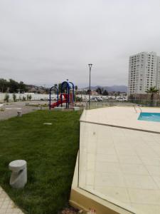 un parque vacío con parque infantil y piscina en Condomino Marina Sol 3, en Coquimbo