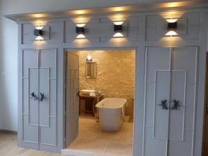 AnthenayにあるFerme du Châteauのバスルーム(洗面台、バスタブ付)