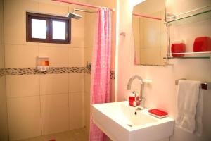 ein Badezimmer mit Waschbecken und Dusche in der Unterkunft Contadora Island Inn in Isla Contadora