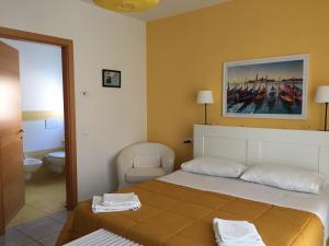 a bedroom with a large bed and a bathroom at Il Pozzo in San Benedetto del Tronto