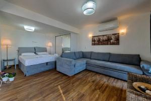 Postel nebo postele na pokoji v ubytování Kalamata Suites