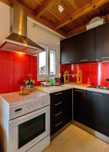 Kuchyň nebo kuchyňský kout v ubytování Kalamata Suites