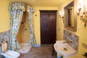 uma casa de banho com um WC e um lavatório em Il Teatro Di Nerone em Nápoles