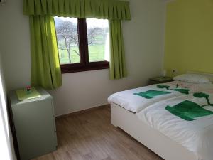 Кровать или кровати в номере Rooms Tolminska korita