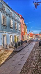 um grupo de cadeiras sentadas fora de um edifício em Hotel Telč em Telč