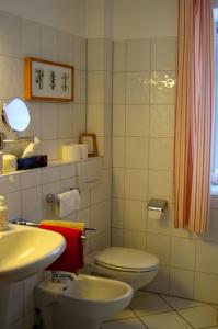 uma casa de banho com um WC e um lavatório em Gästehaus Eulennest em Großenwörden