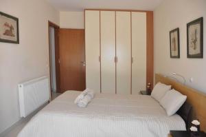 um quarto com uma cama com duas toalhas em Beautiful house with garden in Rhodes em Ialyssos