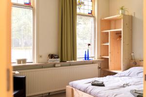 sypialnia z łóżkiem i oknem w obiekcie Studio RoSa w mieście Nijmegen