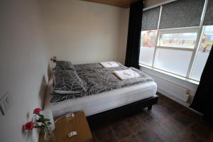 Кровать или кровати в номере Hamrahlíð 9 Guesthouse
