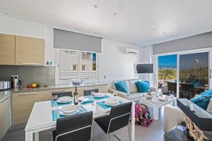 Ett kök eller pentry på Nicholas Seaview Apartments