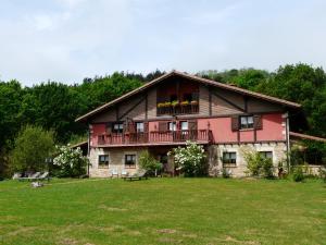 una grande casa con un grande cortile di fronte di Casa Rural Haritzpe a Hondarribia