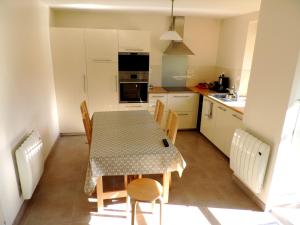 cocina con mesa y sillas en una habitación en Gite de Savker, en Campénéac