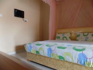 Giường trong phòng chung tại Tik Hotel Hoima