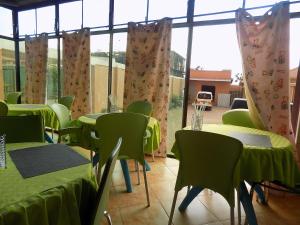 Khu vực ghế ngồi tại Tik Hotel Hoima