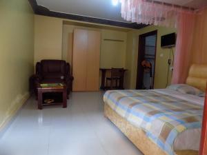 Giường trong phòng chung tại Tik Hotel Hoima