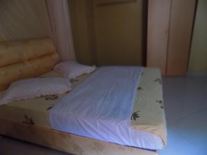 Giường trong phòng chung tại Tik Hotel Hoima