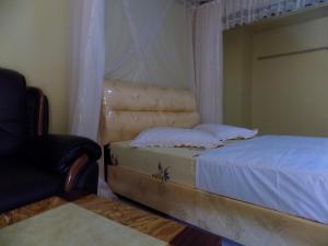 Giường trong phòng chung tại Tik Hotel Hoima