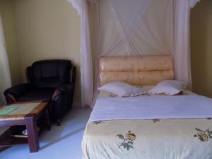 Giường trong phòng chung tại Tik Hotel Hoima