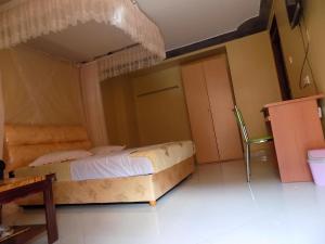 Giường trong phòng chung tại Tik Hotel Hoima