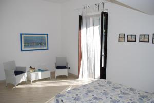 Schlafzimmer mit einem Bett, einem Tisch und einem Fenster in der Unterkunft Casa Vacanze Quisisana in Sorrent