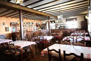 un restaurante con mesas y sillas y un bar en Las Banderas, en Villafranca de los Caballeros