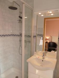 Ванная комната в Hotel Le Beauregard