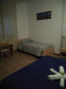 una camera da letto con un letto con due croci bianche sopra di B&B Tufaro Alberico a Terranova di Pollino