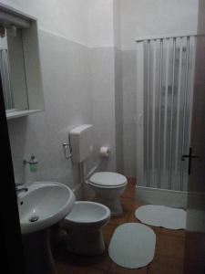 La salle de bains est pourvue de 2 toilettes, d'un lavabo et d'une douche. dans l'établissement B&B Tufaro Alberico, à Terranova di Pollino
