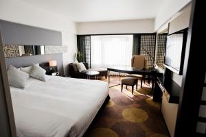 um quarto de hotel com uma cama e uma secretária em Kyoto Brighton Hotel em Quioto