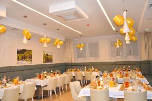 Reštaurácia alebo iné gastronomické zariadenie v ubytovaní Hotel Willa Odkrywców