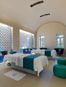 Hotel Al Bustan tesisinde bir odada yatak veya yataklar