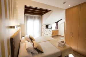 A bed or beds in a room at Hotel La Casona de Llerices