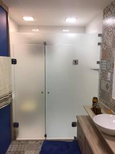 a bathroom with a shower and a sink at Pipa Solar Água Flat Master Luxo para 2 Casais com Ar Condicionados Independente Apto 252 in Pipa