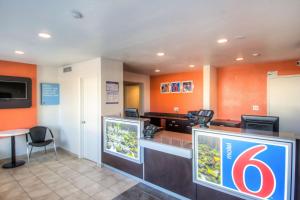 Sjónvarps- og/eða afþreyingartæki á Motel 6-Redding, CA - North